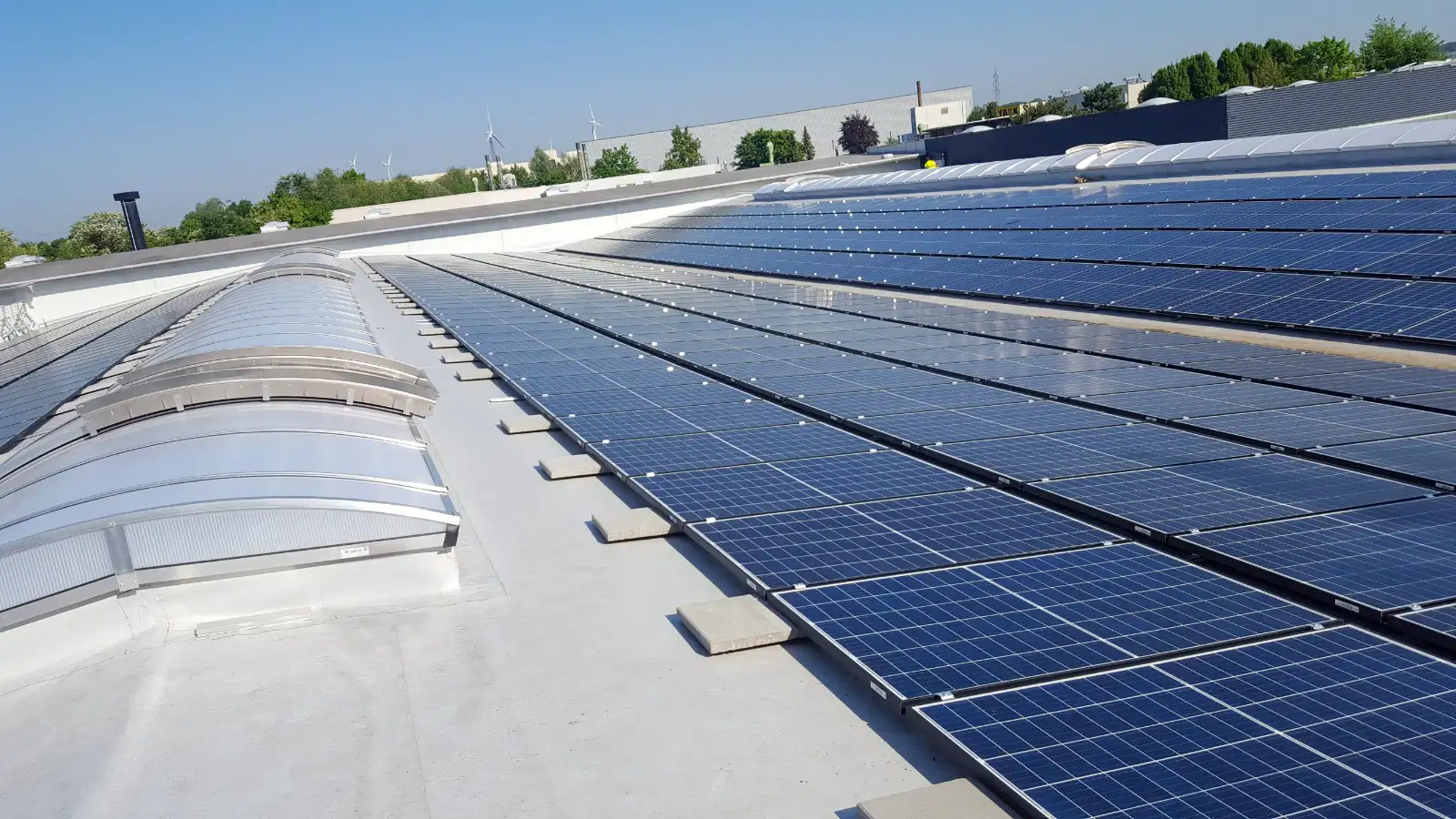 Solarmodule für erneuerbare Energie auf einem Dach bei blauem Himmel