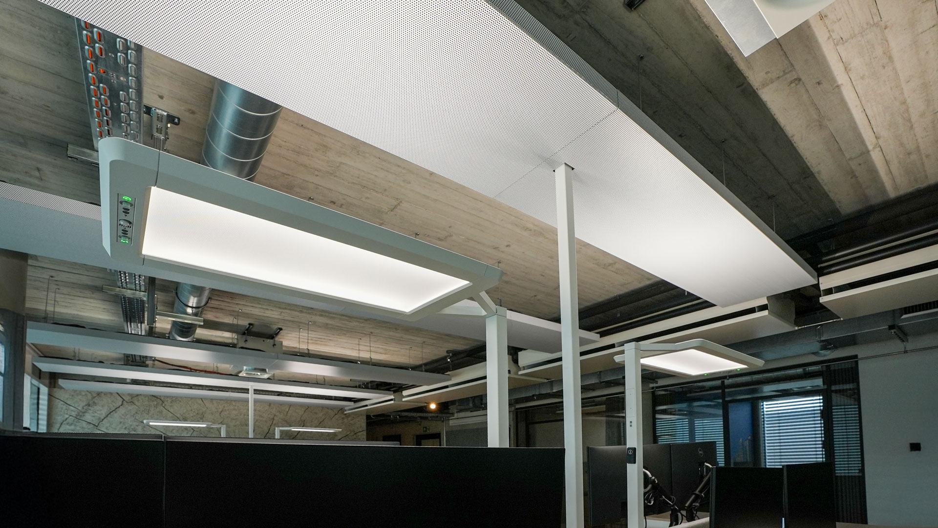 Büroarbeitsplatz im dp Campus in Gescher mit innovativer Arbeitsplatzbeleuchtung