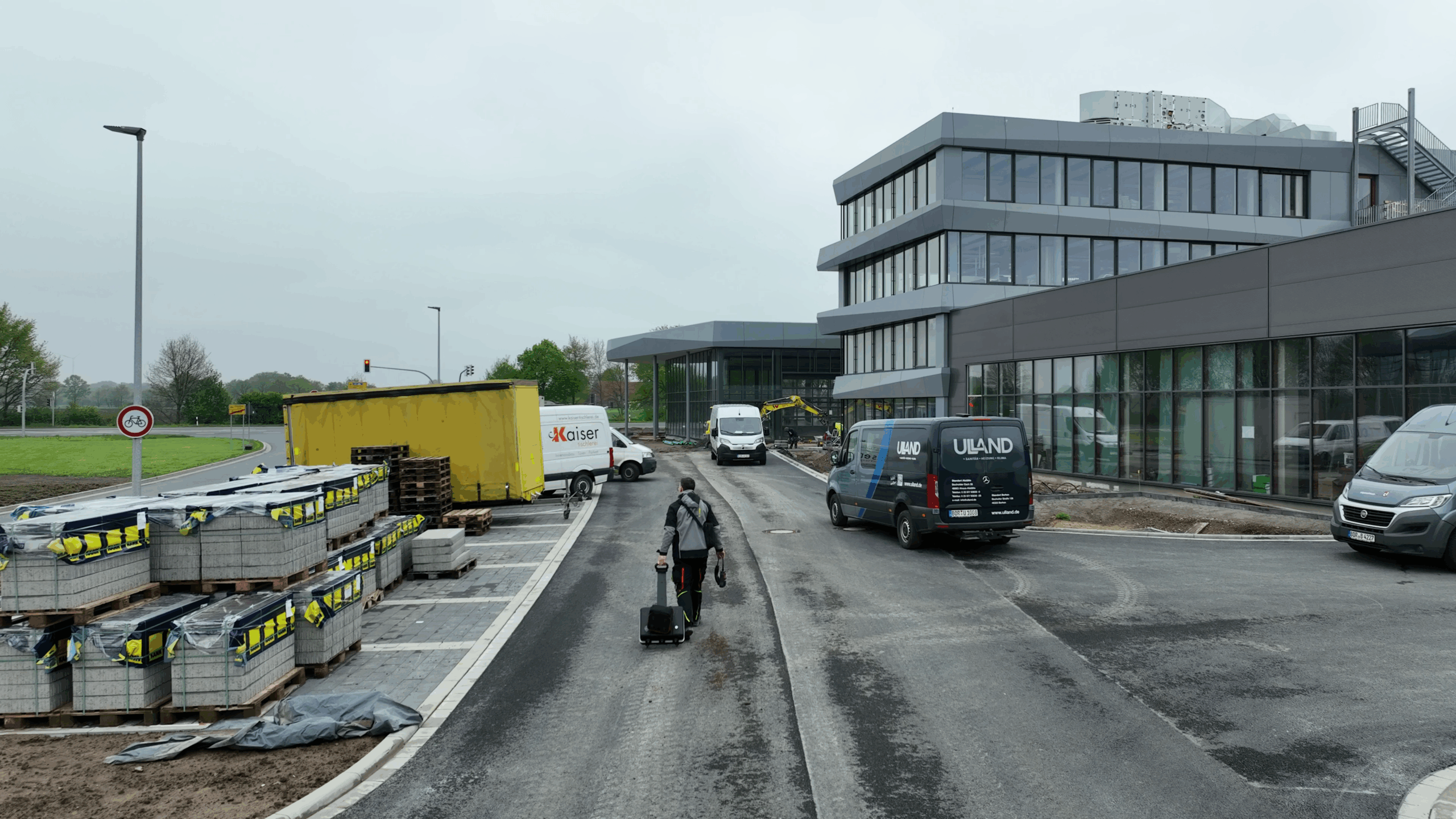 dp-campus-cut-energy Mitarbeiter der Firma CUT! Energy läuft mit einem Trolley über den dp Campus in Gescher